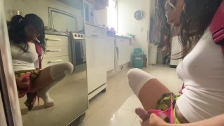 Chica trapito llega del colegio y se mete un gran pepino por el culo